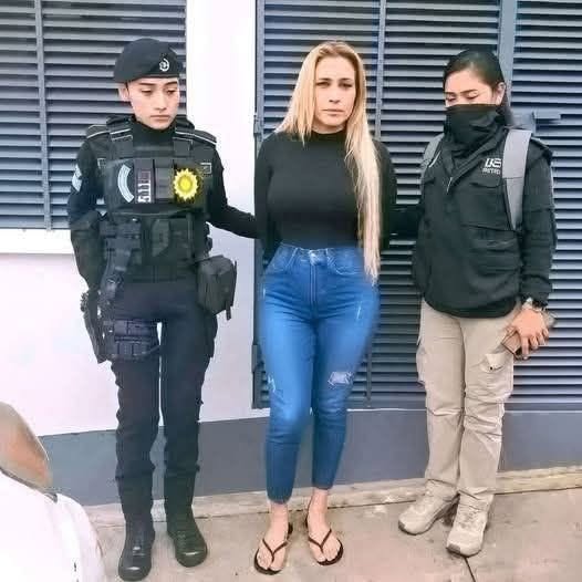 INCREÍBLE: Mujer es detenida en plena vía pública y la imagen genera todo tipo de reacciones